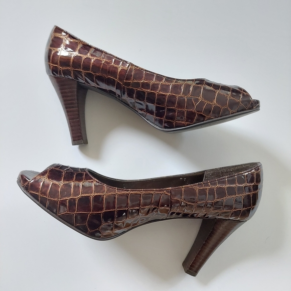 Impo Brown Heels - Picture 2 of 7